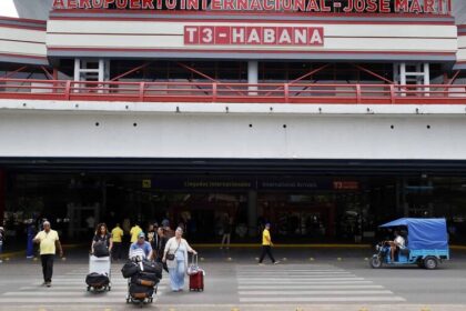 Crisis de combustible reduce los vuelos a Cuba mientras el turismo cae 64.4 %