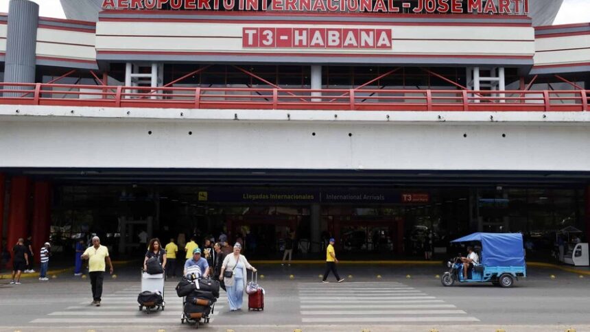 Crisis de combustible reduce los vuelos a Cuba mientras el turismo cae 64.4 %