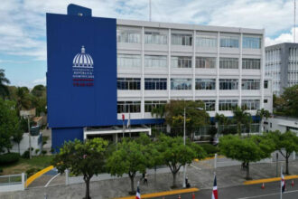 Operador de máquina pesada agrícola en República Dominicana cuyo salario mínimo aumenta a RD$27,500
