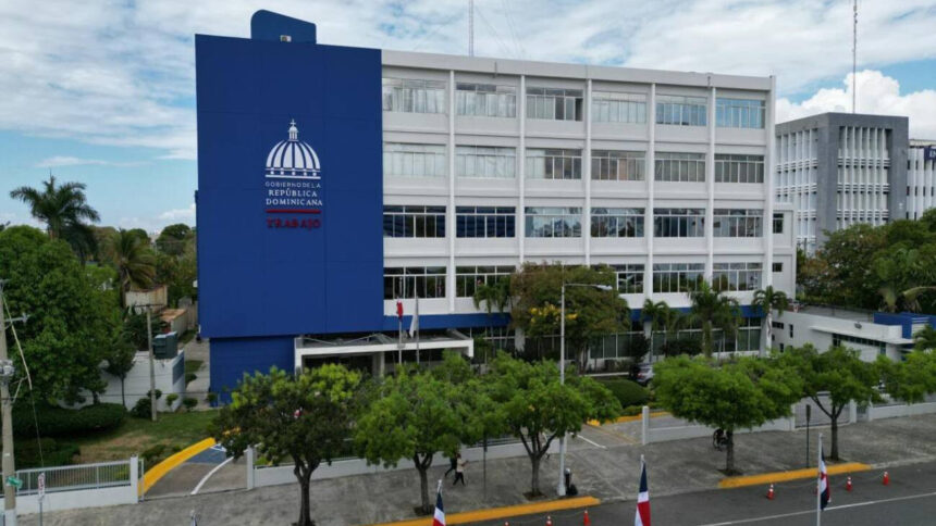 Operador de máquina pesada agrícola en República Dominicana cuyo salario mínimo aumenta a RD$27,500