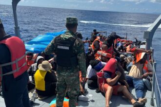 Rescate de 61 migrantes de embarcación que se hundía frente a Samaná