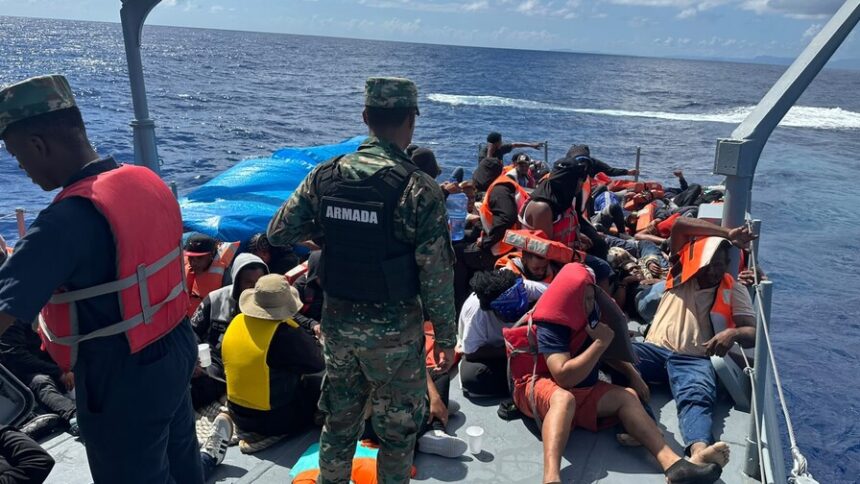 Rescate de 61 migrantes de embarcación que se hundía frente a Samaná
