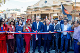Presidente Luis Abinader y primera dama Raquel Arbaje durante la inauguración de la Parada Dominicana en Roma, Italia, en octubre de 2026.