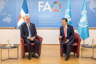 Luis Abinader y Qu Dongyu durante reunión sobre seguridad alimentaria en el Foro Mundial de la Alimentación 2026 en Roma