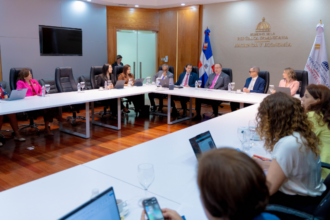 Ministros Magín Díaz, Gloria Reyes y Eddy Olivares durante reunión sobre la Política Nacional de Cuidados y el presupuesto 2027