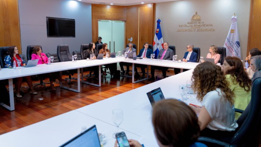 Ministros Magín Díaz, Gloria Reyes y Eddy Olivares durante reunión sobre la Política Nacional de Cuidados y el presupuesto 2027