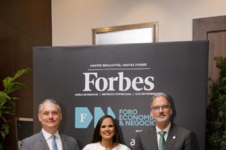 Representantes de Forbes República Dominicana y AIRD durante el Foro de Economía y Negocios 2026