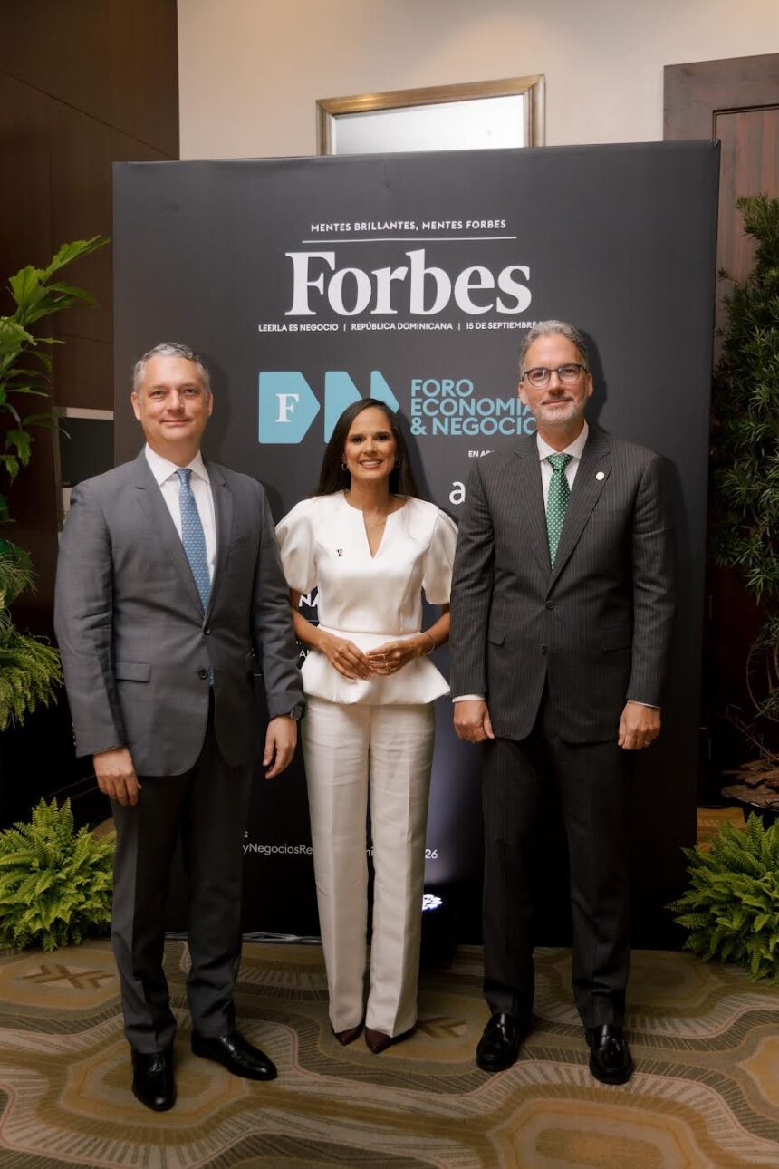 Representantes de Forbes República Dominicana y AIRD durante el Foro de Economía y Negocios 2026