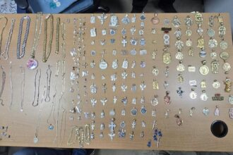 Prendas de oro y plata recuperadas por la Policía Nacional tras robo denunciado en una joyería de Santiago.