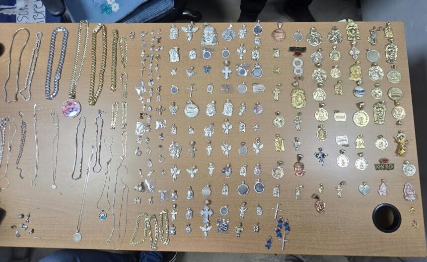 Prendas de oro y plata recuperadas por la Policía Nacional tras robo denunciado en una joyería de Santiago.