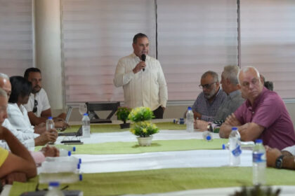Representantes del sector arrocero dominicano durante reunión con el ministro de Agricultura en La Vega