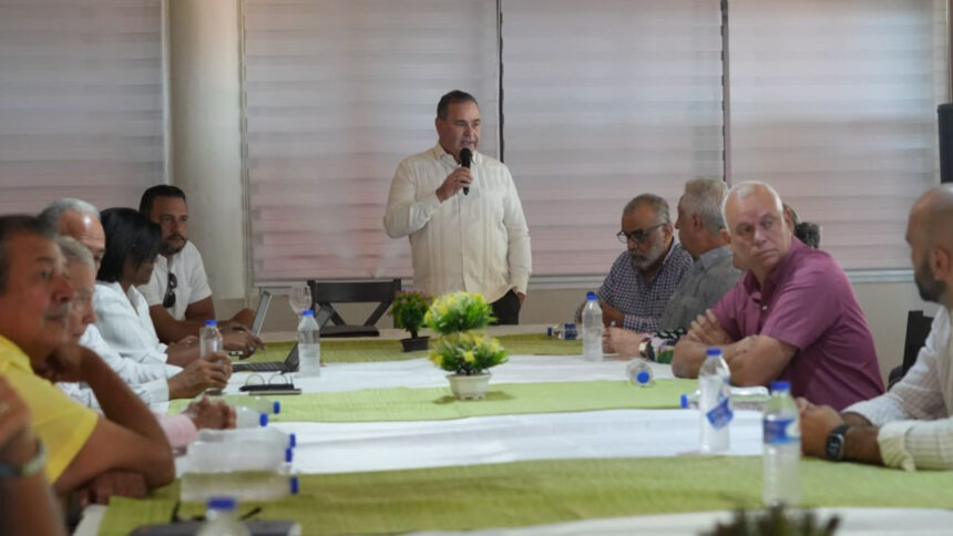Representantes del sector arrocero dominicano durante reunión con el ministro de Agricultura en La Vega