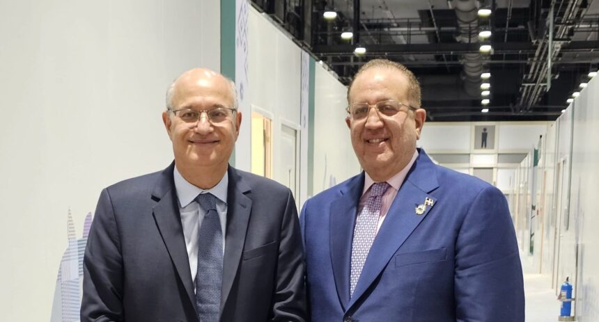 Ministro Magín Díaz y presidente del BID Ilan Goldfajn durante reunión sobre cooperación económica en Bangkok