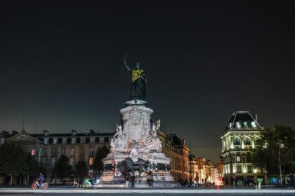 Francia impone toques de queda en París y otras ciudades tras disturbios y saqueos