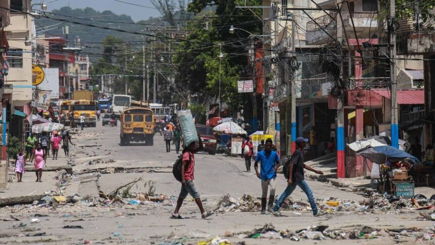 Vehículos de la fuerza internacional de seguridad patrullan Puerto Príncipe, Haití, durante octubre de 2026