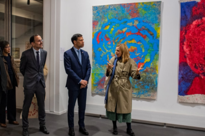 Ministro Roberto Ángel Salcedo durante actividades de promoción del patrimonio y arte dominicano en París.
