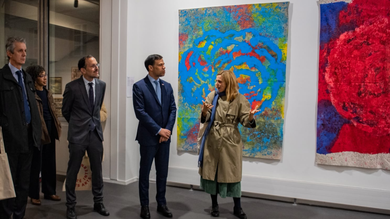 Ministro Roberto Ángel Salcedo durante actividades de promoción del patrimonio y arte dominicano en París.