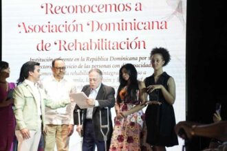 Participantes del Desfile por la Inclusión Florecer durante RD Fashion Week 2026 en Santo Domingo.