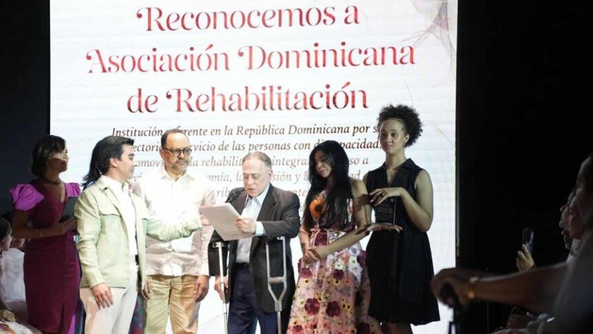 Participantes del Desfile por la Inclusión Florecer durante RD Fashion Week 2026 en Santo Domingo.