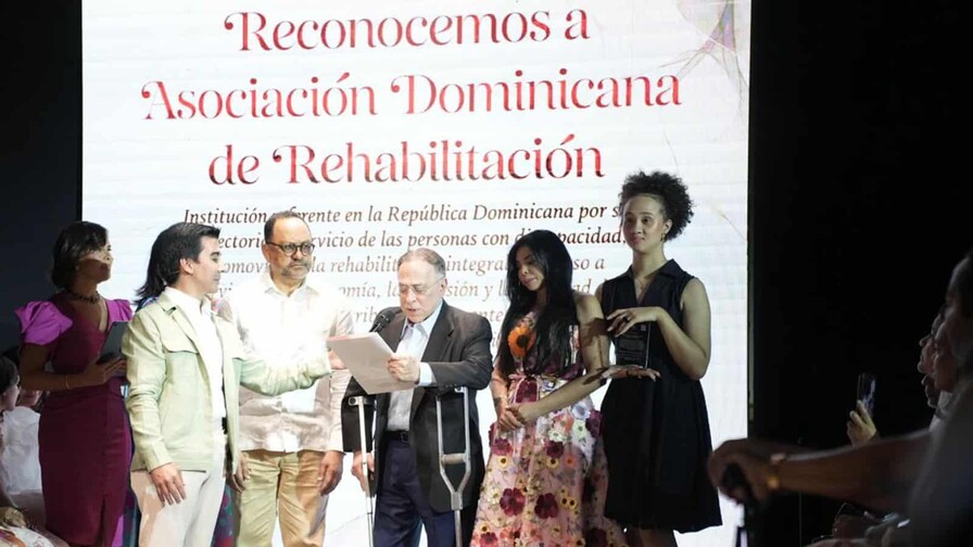 Participantes del Desfile por la Inclusión Florecer durante RD Fashion Week 2026 en Santo Domingo.