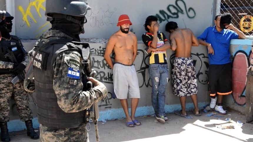 Foto de archivo muestra a la policías de honduras tras arrestos de líderes de pandillas. (AFP)