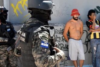 Foto de archivo muestra a la policías de honduras tras arrestos de líderes de pandillas. (AFP)